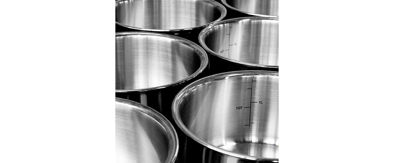 What is the advantage of using 18/10 stainless steel for cookware?