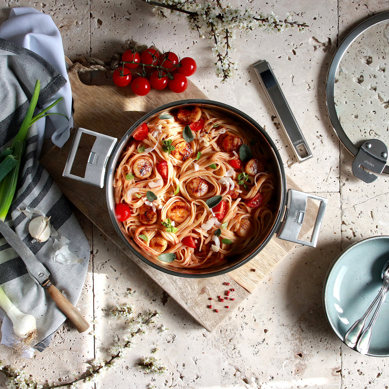 Linguine with scallops and cherry tomatoes